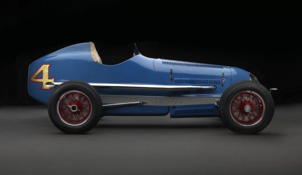 Конфигурация: задно предаване, двигател отпред
Двигател: 2.8-литров редови с 8 цилиндъра
Конски сили: 200 при 5000об/мин
Скоростна кутия: 3-степенна от Ford
Максимална скорост: 185 км/ч
Тегло: 800 кг